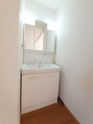 【洗面所】 | フルール古都Ｂ | 明るい洗面所です