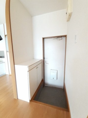 【玄関】 | フルール古都Ｂ | 収納もある玄関です