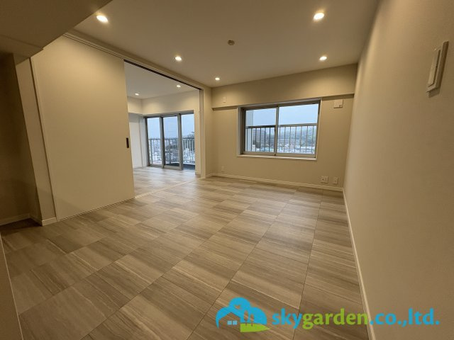 藤沢東急ドエルオークスの居間・リビング|窓からの眺めが楽しみです