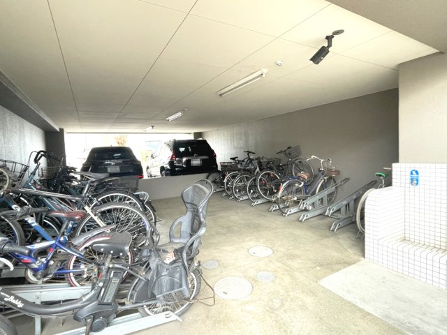 アルファスマート庭瀬駅前の設備|駐輪場には屋根がついております。
