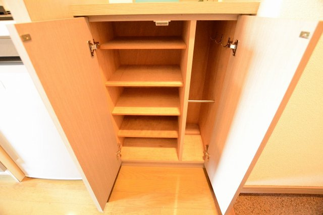 ティファニーヒルズの玄関|シューズBOX完備　※同タイプのお部屋写真です