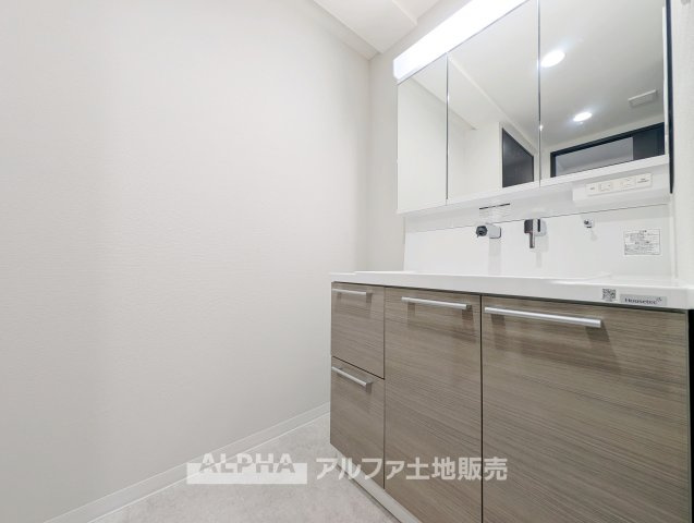 レクセルプラッツァ福生壱番館の独立洗面台|【Powder room】
◆独立洗面台◆朝の身支度や帰宅後の手洗いも快適に行える独立洗面台。収納スペースも備えており、洗面用品をすっきり整理できる使い勝手の良い空間です。