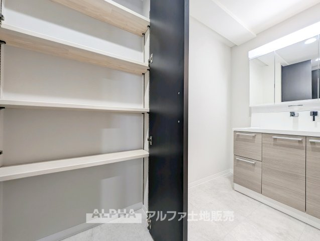 レクセルプラッツァ福生壱番館の独立洗面台|【Powder room】
◆独立洗面台◆身支度がはかどる独立洗面台を採用。鏡まわりや下部収納を活用することで、日用品を整理しやすく清潔感のある空間を保てます。