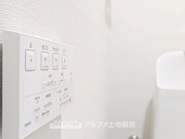 レクセルプラッツァ福生壱番館のトイレ|【Warm water flush toilet】
◆温水洗浄便座付きトイレ◆お掃除も楽々。快適に過ごすためには今や欠かせない設備の一つです。壁掛けリモコンで使いやすくいつでも清潔に保てます。