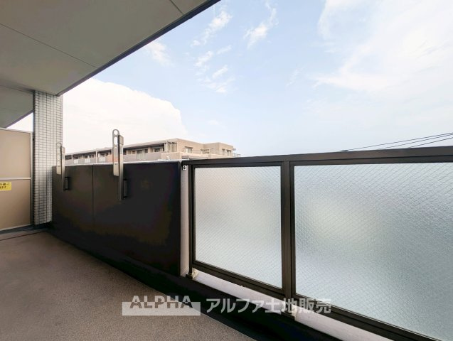 レクセルプラッツァ福生壱番館のバルコニー|【Balcony】◆バルコニー◆日当たりの良いバルコニーは、洗濯物がよく乾くだけでなく、外の空気を感じながらひと息つける場所。暮らしに心地よい余白をもたらします。