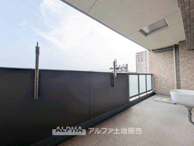 レクセルプラッツァ福生壱番館のバルコニー|【Sky Terrace】
◆日常に開放感を◆外へ視線が抜けるバルコニーは、室内に明るさを届けるだけでなく、ちょっとしたリフレッシュ空間としても活躍します。