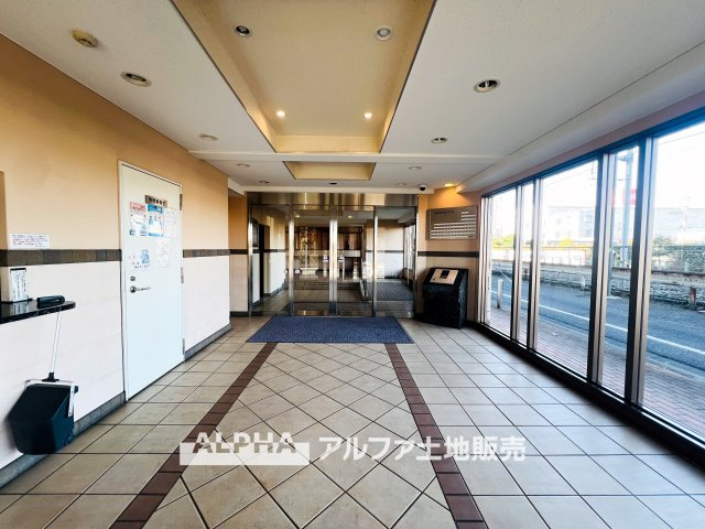 レクセルプラッツァ福生壱番館のエントランス|【Lobby】
◆ロビー◆住まいへ帰るたびに心を落ち着かせてくれるロビー。整えられた共用空間が、快適な暮らしの始まりをやさしく演出します。