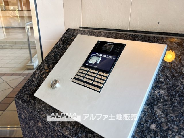 レクセルプラッツァ福生壱番館のエントランス|【Auto-lock system】
◆エントランス◆にオートロックを採用。外部からの出入りを管理し、日々の暮らしに落ち着きをもたらします。
