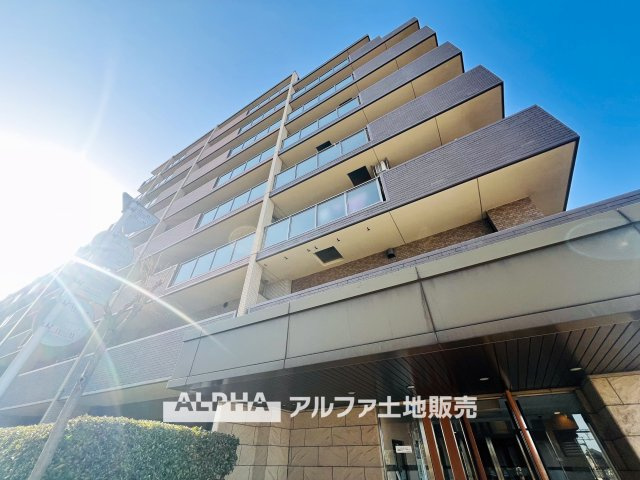 レクセルプラッツァ福生壱番館の外観|【Quiet Comfort】
◆静けさとともに◆
外の喧騒を忘れさせる落ち着きが、日々に余白を生む。ここでの時間が、自然と笑顔を増やしていく。