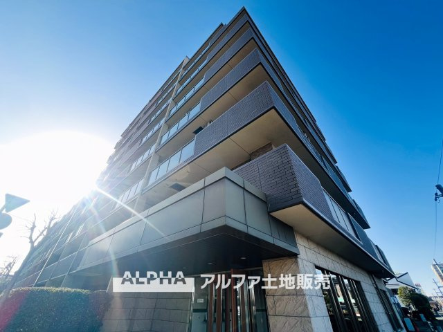 レクセルプラッツァ福生壱番館の外観|【Warm Light】
◆ぬくもりに満ちた場所◆
差し込む陽だまりが、心の奥までやさしく照らす。過ごすほどに、この場所が帰りたくなる存在へと変わっていく。
