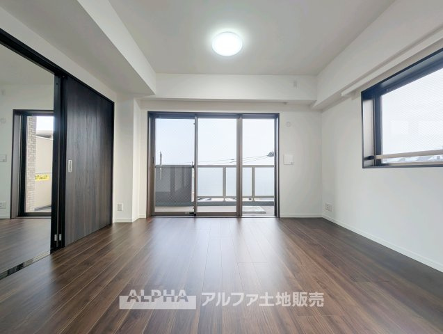 レクセルプラッツァ福生壱番館の居間・リビング|【Morning Light】◆朝の光から始まる暮らし◆
やわらかな光が差し込む住まい。ここで迎える朝が、慌ただしい日常に少しの余裕と穏やかな時間を届けてくれる。