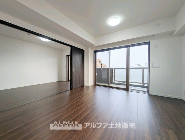 レクセルプラッツァ福生壱番館の居間・リビング|【Soft Horizon】
◆空とつながる暮らし◆
広がる景色が、心の視界までひらいてくれる。過ごすほどに、毎日の一瞬一瞬が大切に感じられる住まい。