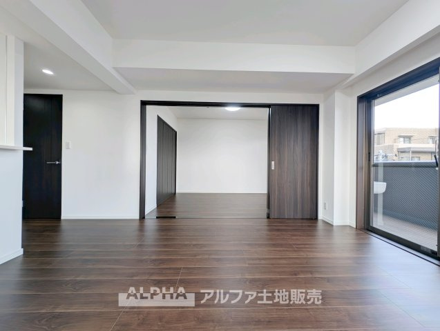 レクセルプラッツァ福生壱番館の居間・リビング|【Quiet Comfort】
◆静けさとともに◆
外の喧騒を忘れさせる落ち着きが、日々に余白を生む。ここでの時間が、自然と笑顔を増やしていく。