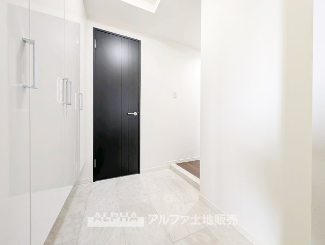 レクセルプラッツァ福生壱番館の玄関|【Welcome Space】
◆玄関◆帰宅時にほっとできる、穏やかな空気感の玄関。整った空間が日々の切り替えを自然にサポートし、来客時にも好印象を与えます。