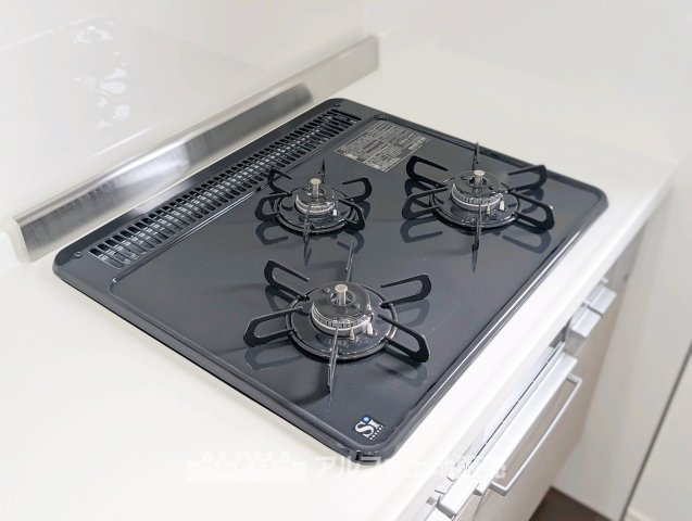レクセルプラッツァ福生壱番館のキッチン|【gas stove】◆ガスコンロ◆使い勝手に配慮されたガスコンロを備えたキッチン。火力調整がしやすく、毎日の調理がスムーズに進み、家事の時間を心地よく支えてくれます