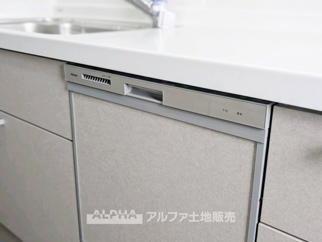 レクセルプラッツァ福生壱番館のキッチン|【Food washing machine】
◆食洗機◆お子様の面倒を見れる時間が増え時短になります。加えて手荒れも防げてしかも節水が高い為、大変人気があり重宝します。
