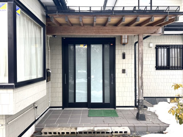 花巻市中根子字明堂　土地建物の玄関