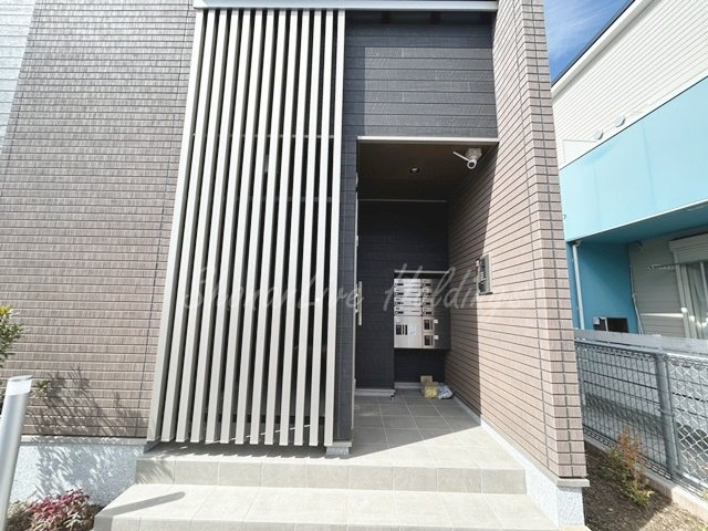 藤沢市本鵠沼４丁目のアパートのエントランス