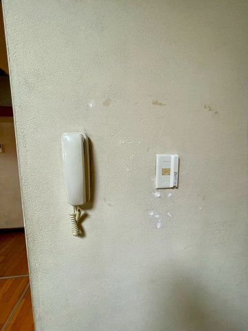 旭区清水3丁目中古戸建の設備|受話器タイプのインターホン。