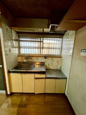 旭区清水3丁目中古戸建のキッチン|キッチンの正面に窓があり、採光・通風に優れています。