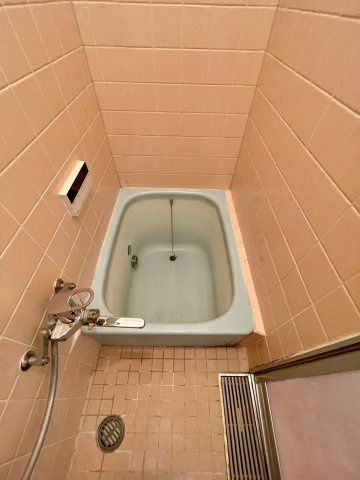 旭区清水3丁目中古戸建の浴室|懐かしいタイプのコンパクトな浴槽です。