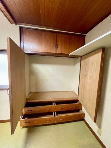 旭区清水3丁目中古戸建の洋室|洋室の収納スペース。