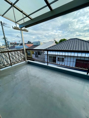 旭区清水3丁目中古戸建のバルコニー|広々ルーフバルコニー。ちょっとした雨ならへっちゃらです。ちょっと外の空気を吸いたい時にもぴったり。