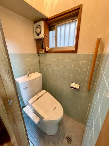 旭区清水3丁目中古戸建のトイレ|自然な換気ができる小窓付きの洋式トイレ。
