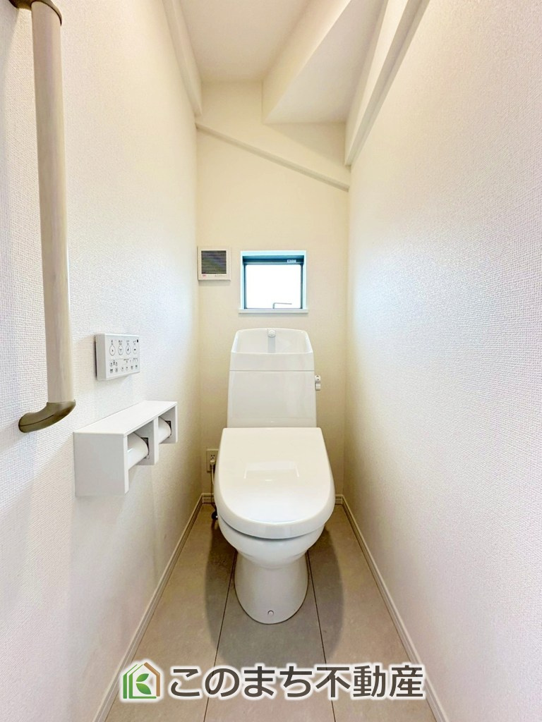 ハートフルタウン宇都宮市御幸本町4872番のトイレ|小窓から換気ができて清潔なトイレスペース☆温水洗浄便座搭載です！
