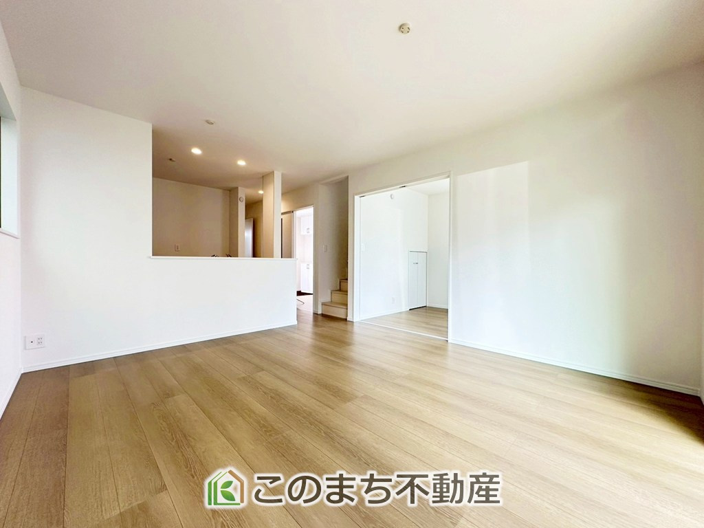 ハートフルタウン宇都宮市御幸本町4872番の居間・リビング|オープンでのびやかな空間を生み出す、こだわりの広がりとゆとり。家族と過ごす時間を大切にしたい方にぴったりの明るくゆとりある住空間です。
