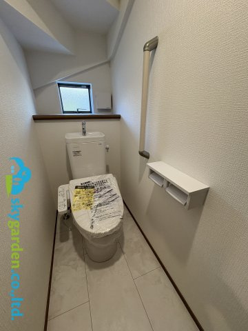 藤沢市西富　新築戸建　全1棟A号棟のトイレ|落ち着いた色調のトイレです
