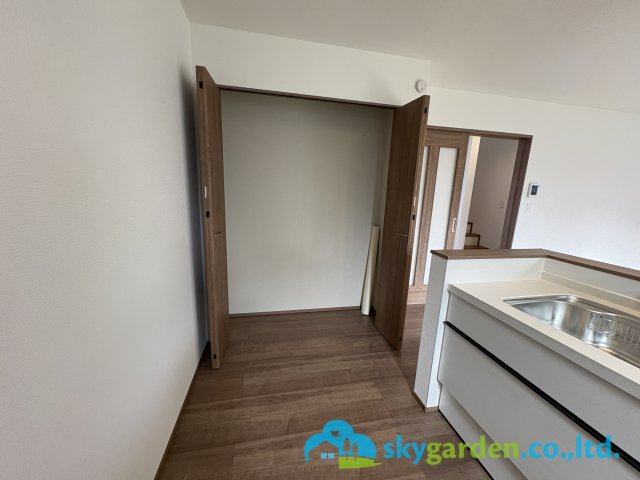 藤沢市西富　新築戸建　全1棟A号棟の収納|キッチン横にあるパントリー