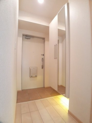 【玄関】 | リヴェール栄谷 | 収納もある玄関です