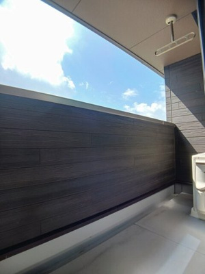 【バルコニー】 | ブルムンタウン | 外からの目が気にならないバルコニーで洗濯物が干せます