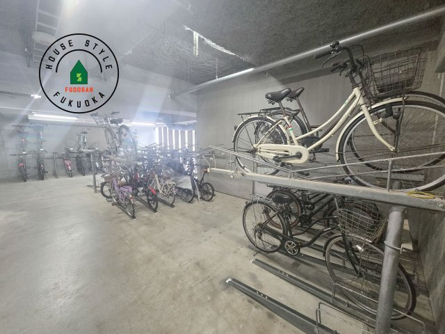 ロワールマンション和白5の駐輪場|屋根付きの駐輪場で、自転車を雨から守れます。