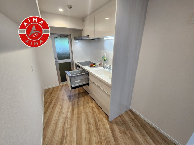 ロワールマンション和白5のキッチン|ダイニングテーブルへの配膳がラクラク、お料理はかどるカウンター付きシステムキッチン！