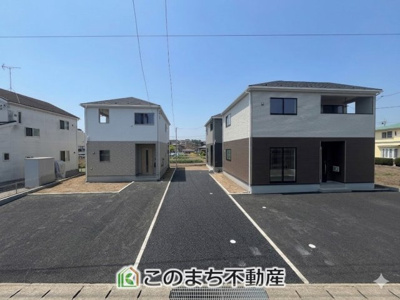 【駐車場】 | CRADLE GARDEN小山市喜沢第8　2 | 2台駐車が可能です。
洗車も出来る余裕のあるスペースには、もちろん自転車の駐輪も可能！