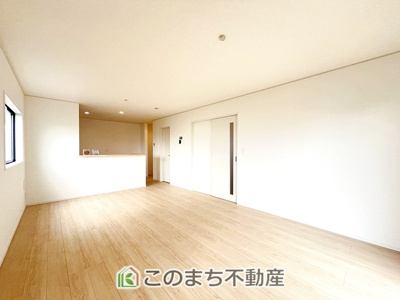 【居間・リビング】 | CRADLE GARDEN小山市喜沢第8　2 | 南側から暖かな日差しが差し込みます♪キッチンからリビングの様子がよく見渡せます☆
