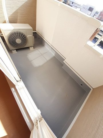 サニープレイスＢのバルコニー|暖かな日差しのふりそそぐバルコニー