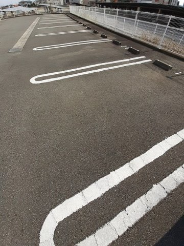 サニープレイスＢの駐車場|駐車場があるので、車を買う予定の方も安心です