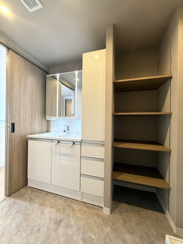 リブウェル真駒内緑町イーストヴュ―の独立洗面台