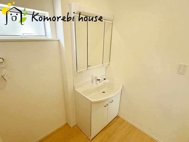 上尾市領家　第2　新築一戸建て　クレイドルガーデン　04の独立洗面台|独立洗面台、小物を置くことができて便利です