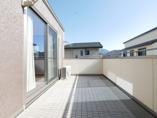 【バルコニー】 | 市川三郷町岩間 Ｈ24年築セキスイハイム施工の中古戸建 車6 | 約6帖サイズの広々バルコニー　眺望も良好です。