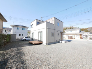 【外観】 | 市川三郷町岩間 Ｈ24年築セキスイハイム施工の中古戸建 車6 | 現在空家の為、随時ご見学可能です。お気軽にお問合せください。