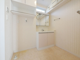 【独立洗面台】 | 市川三郷町岩間 Ｈ24年築セキスイハイム施工の中古戸建 車6 | 洗濯機置き場上部収納付きの洗面室