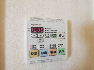 【冷暖房・空調設備】 | 市川三郷町岩間 Ｈ24年築セキスイハイム施工の中古戸建 車6 | 浴室換気乾燥機付き