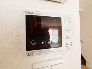 【防犯設備】 | 市川三郷町岩間 Ｈ24年築セキスイハイム施工の中古戸建 車6 | 給湯スイッチ