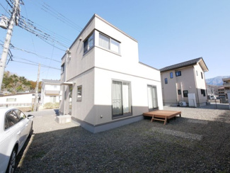 【外観】 | 市川三郷町岩間 Ｈ24年築セキスイハイム施工の中古戸建 車6 | 庭にはウッドデッキ付き