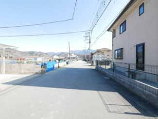 【前面道路含む現地写真】 | 市川三郷町岩間 Ｈ24年築セキスイハイム施工の中古戸建 車6 | 6.3ｍ前面道路