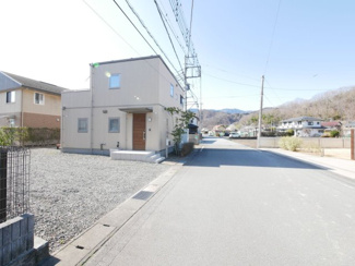 【前面道路含む現地写真】 | 市川三郷町岩間 Ｈ24年築セキスイハイム施工の中古戸建 車6 | 広々とした道路で車庫入れも楽々